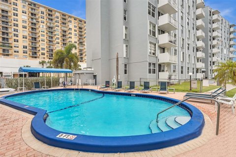 Купить кондоминиум в Халландейл-Бич, Флорида 1 спальня, 67.35м2, № 1984147 - фото 7