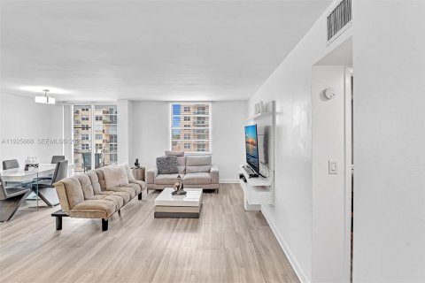 Купить кондоминиум в Халландейл-Бич, Флорида 1 спальня, 67.35м2, № 1984147 - фото 9