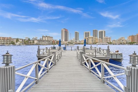 Купить кондоминиум в Халландейл-Бич, Флорида 1 спальня, 67.35м2, № 1984147 - фото 1