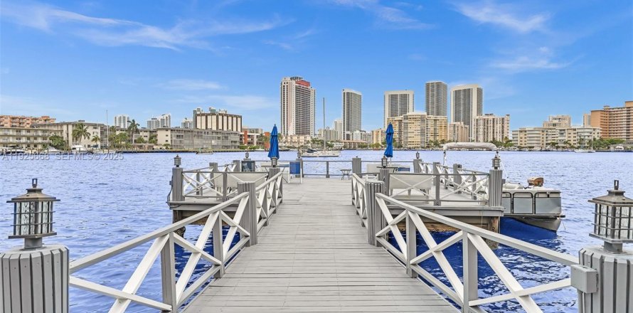 Кондоминиум с 1 спальней в Халландейл-Бич, Флорида № 1984147