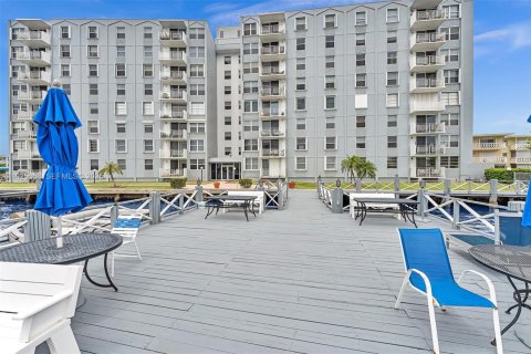 Купить кондоминиум в Халландейл-Бич, Флорида 1 спальня, 67.35м2, № 1984147 - фото 6
