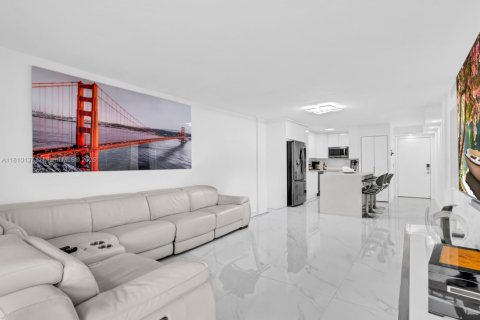 Condo in Hialeah, Florida, 2 bedrooms  № 1753173 - photo 1