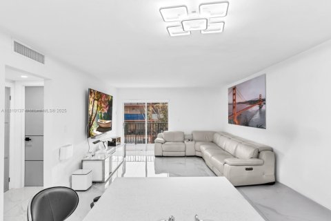 Condo in Hialeah, Florida, 2 bedrooms  № 1753173 - photo 12