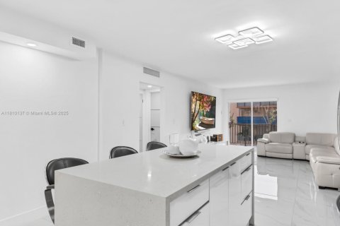 Condo in Hialeah, Florida, 2 bedrooms  № 1753173 - photo 11