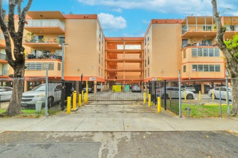 Condo in Hialeah, Florida, 2 bedrooms  № 1753173 - photo 5