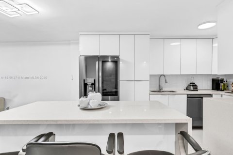 Condo in Hialeah, Florida, 2 bedrooms  № 1753173 - photo 8