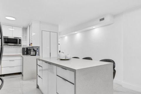 Condo in Hialeah, Florida, 2 bedrooms  № 1753173 - photo 10