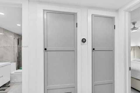 Condo in Hialeah, Florida, 2 bedrooms  № 1753173 - photo 17