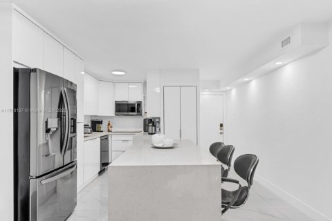 Condo in Hialeah, Florida, 2 bedrooms  № 1753173 - photo 9