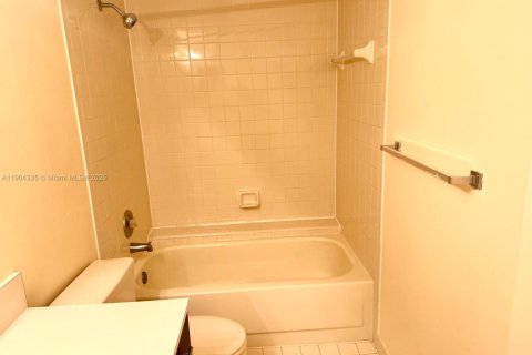 Снять в аренду кондоминиум в Дорал, Флорида 2 спальни, 96.25м2, № 1955420 - фото 11