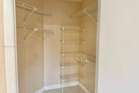 Снять в аренду кондоминиум в Дорал, Флорида 2 спальни, 96.25м2, № 1955420 - фото 13