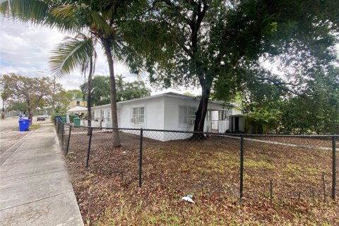 Commercial property in Miami, Florida 74.32 sq.m. № 1950265