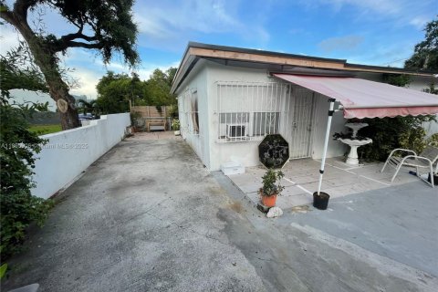 Снять в аренду коммерческую недвижимость в Майами, Флорида 74.32м2, № 1950265 - фото 2