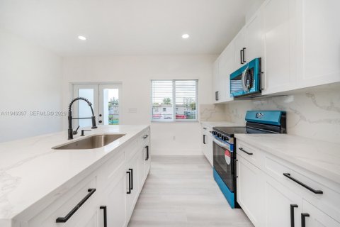 Commercial property in Miami, Florida 275.36 sq.m. № 2004967 - photo 6