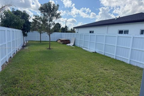 Commercial property in Miami, Florida 275.36 sq.m. № 2004967 - photo 4