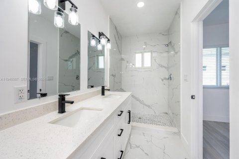 Commercial property in Miami, Florida 275.36 sq.m. № 2004967 - photo 14