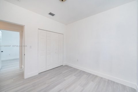 Commercial property in Miami, Florida 275.36 sq.m. № 2004967 - photo 13