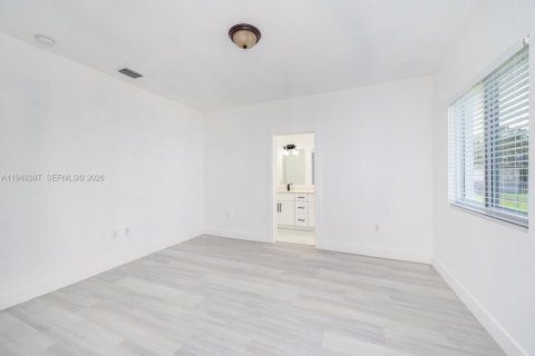 Commercial property in Miami, Florida 275.36 sq.m. № 2004967 - photo 12