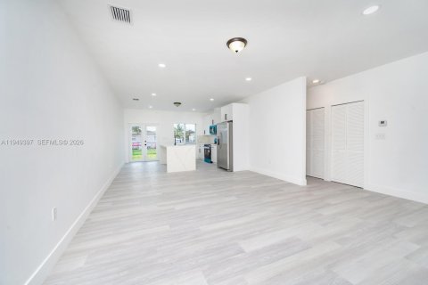 Commercial property in Miami, Florida 275.36 sq.m. № 2004967 - photo 7