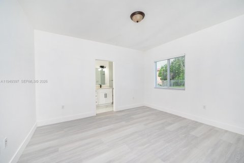 Commercial property in Miami, Florida 275.36 sq.m. № 2004967 - photo 9