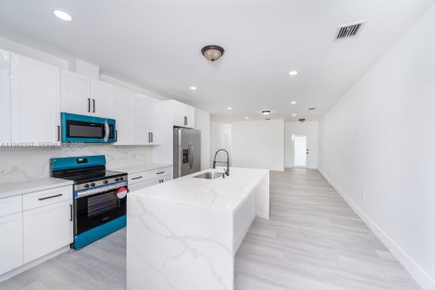 Commercial property in Miami, Florida 275.36 sq.m. № 2004967 - photo 11