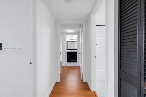 Condo in Miami, Florida, 2 bedrooms  № 1944512 - photo 17