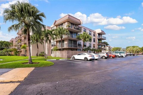 Condo in Miami, Florida, 2 bedrooms  № 1944512 - photo 1