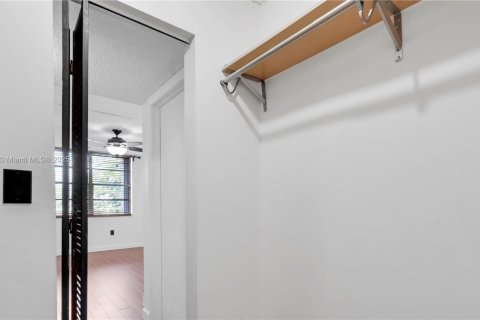 Condo in Miami, Florida, 2 bedrooms  № 1944512 - photo 26
