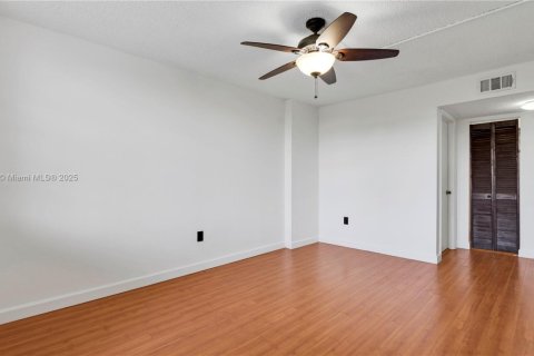 Condo in Miami, Florida, 2 bedrooms  № 1944512 - photo 23