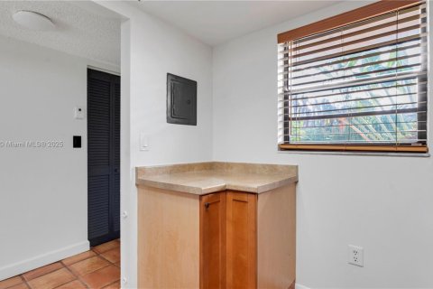 Condo in Miami, Florida, 2 bedrooms  № 1944512 - photo 11