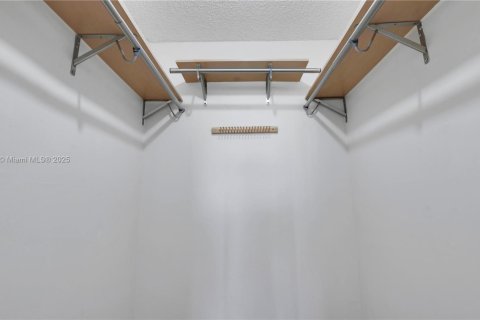 Condo in Miami, Florida, 2 bedrooms  № 1944512 - photo 25