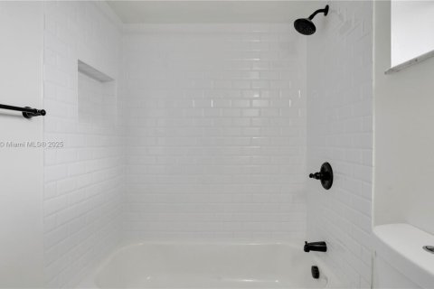 Condo in Miami, Florida, 2 bedrooms  № 1944512 - photo 8