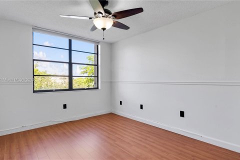 Condo in Miami, Florida, 2 bedrooms  № 1944512 - photo 18