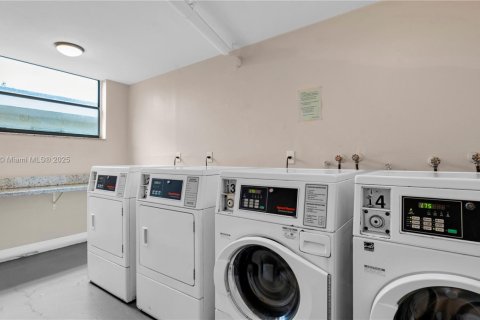 Condo in Miami, Florida, 2 bedrooms  № 1944512 - photo 30