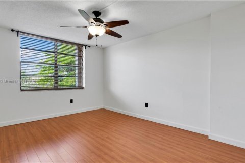 Condo in Miami, Florida, 2 bedrooms  № 1944512 - photo 5