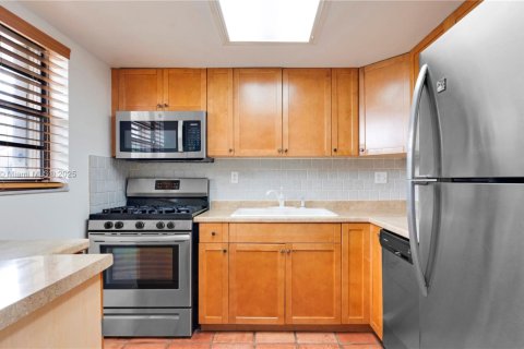 Condo in Miami, Florida, 2 bedrooms  № 1944512 - photo 3