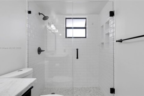 Condo in Miami, Florida, 2 bedrooms  № 1944512 - photo 6