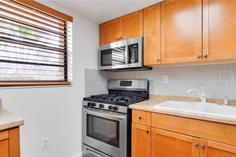 Condo in Miami, Florida, 2 bedrooms  № 1944512 - photo 9