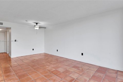 Condo in Miami, Florida, 2 bedrooms  № 1944512 - photo 16