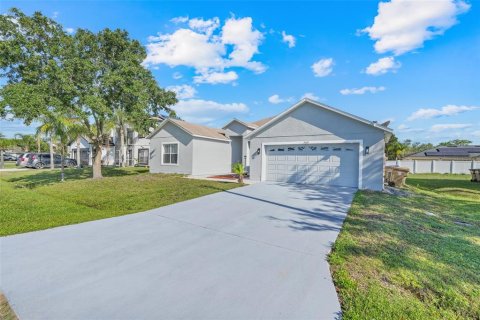 Casa en venta en Kissimmee, Florida, 5 dormitorios, 214.42 m2 № 1725422 - foto 1