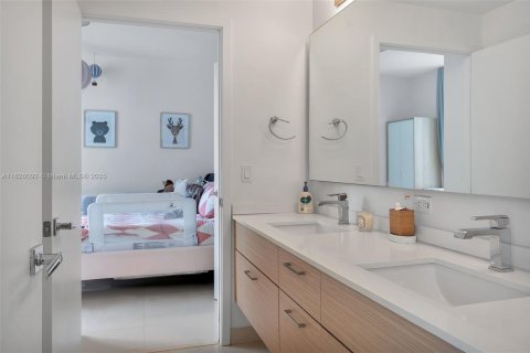 Condo in Miami, Florida, 3 bedrooms  № 1798713 - photo 21