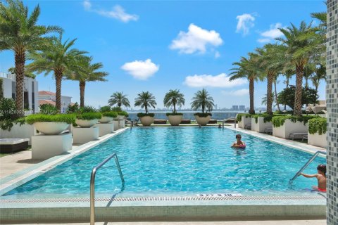 Condo in Miami, Florida, 3 bedrooms  № 1798713 - photo 1