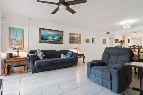 Condo in Altamonte Springs, Florida, 3 bedrooms  № 2195363 - photo 8