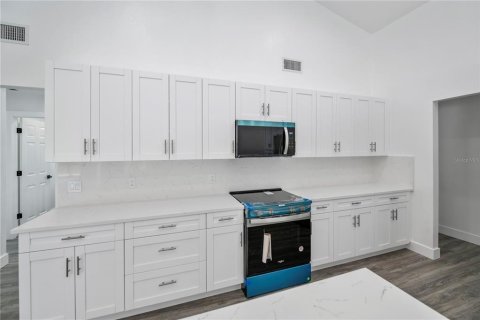 House in Port Charlotte, Florida 4 bedrooms, 202.71 sq.m. № 1858099 - photo 22