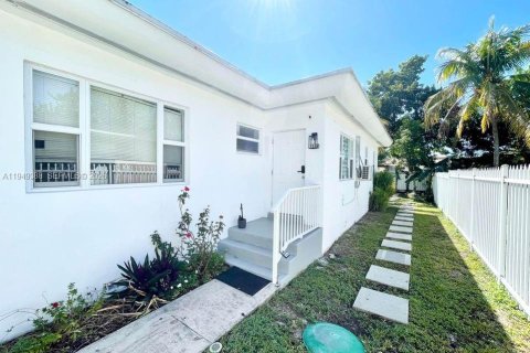 Commercial property in Biscayne Park, Florida 175.77 sq.m. № 2007140 - photo 12