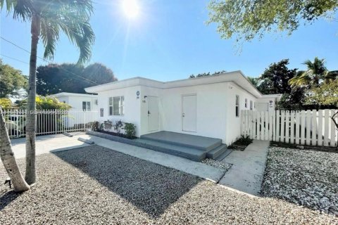 Commercial property in Biscayne Park, Florida 175.77 sq.m. № 2007140 - photo 3