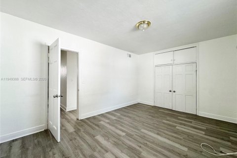 Commercial property in Biscayne Park, Florida 175.77 sq.m. № 2007140 - photo 11