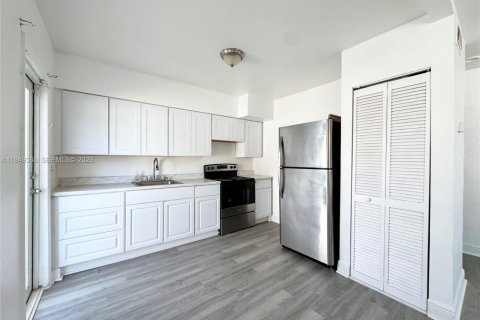 Commercial property in Biscayne Park, Florida 175.77 sq.m. № 2007140 - photo 6