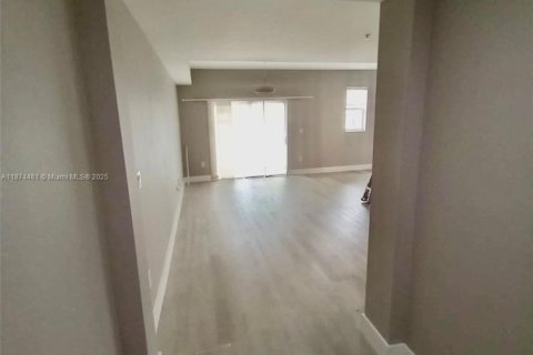 Condo in Doral, Florida, 3 bedrooms  № 1921849 - photo 2