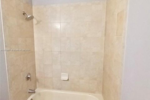 Condo in Doral, Florida, 3 bedrooms  № 1921849 - photo 9